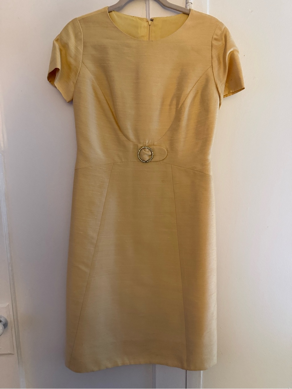 Classic Short-Sleeve Yellow Sheath Dress and Jacket with Decorative Buckle